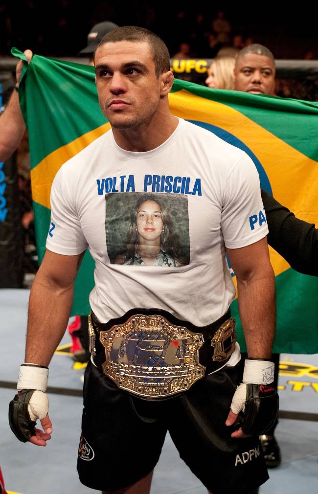 LAS VEGAS, NV - JANUARY 31: Vitor Belfort defeats Randy Couture to win the UFC Light Heavyweight Championship at UFC 46 at the Mandalay Bay Events Center on January 31, 2004 in Las Vegas, Nevada. (Photo by Josh Hedges/Zuffa LLC/Zuffa LLC via Getty Images)