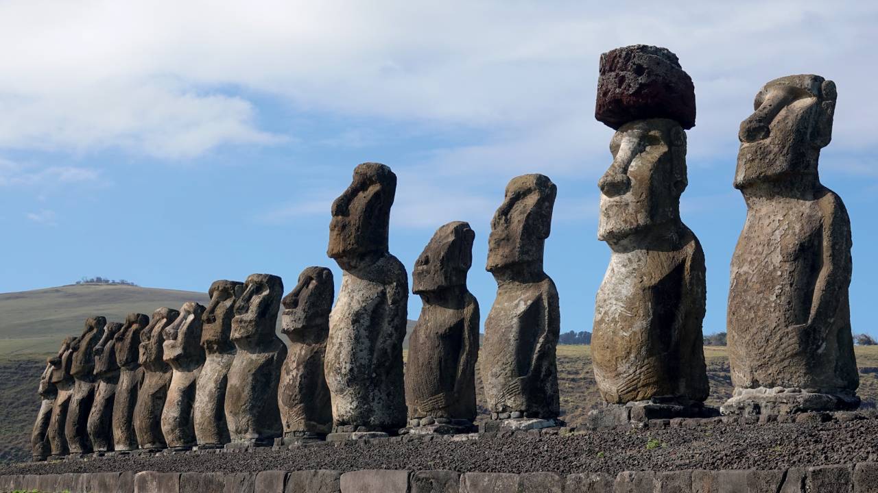 ÍDOLOS - As esculturas conhecidas como moais: até 10 metros de altura e mais de 80 toneladas de peso