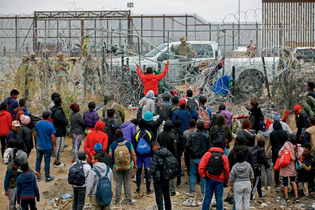 Migrant crisis continues at US-Mexico border PONTO PARA ELE - Imigrantes tentam entrar nos Estados Unidos: número recorde de ilegais no governo Biden