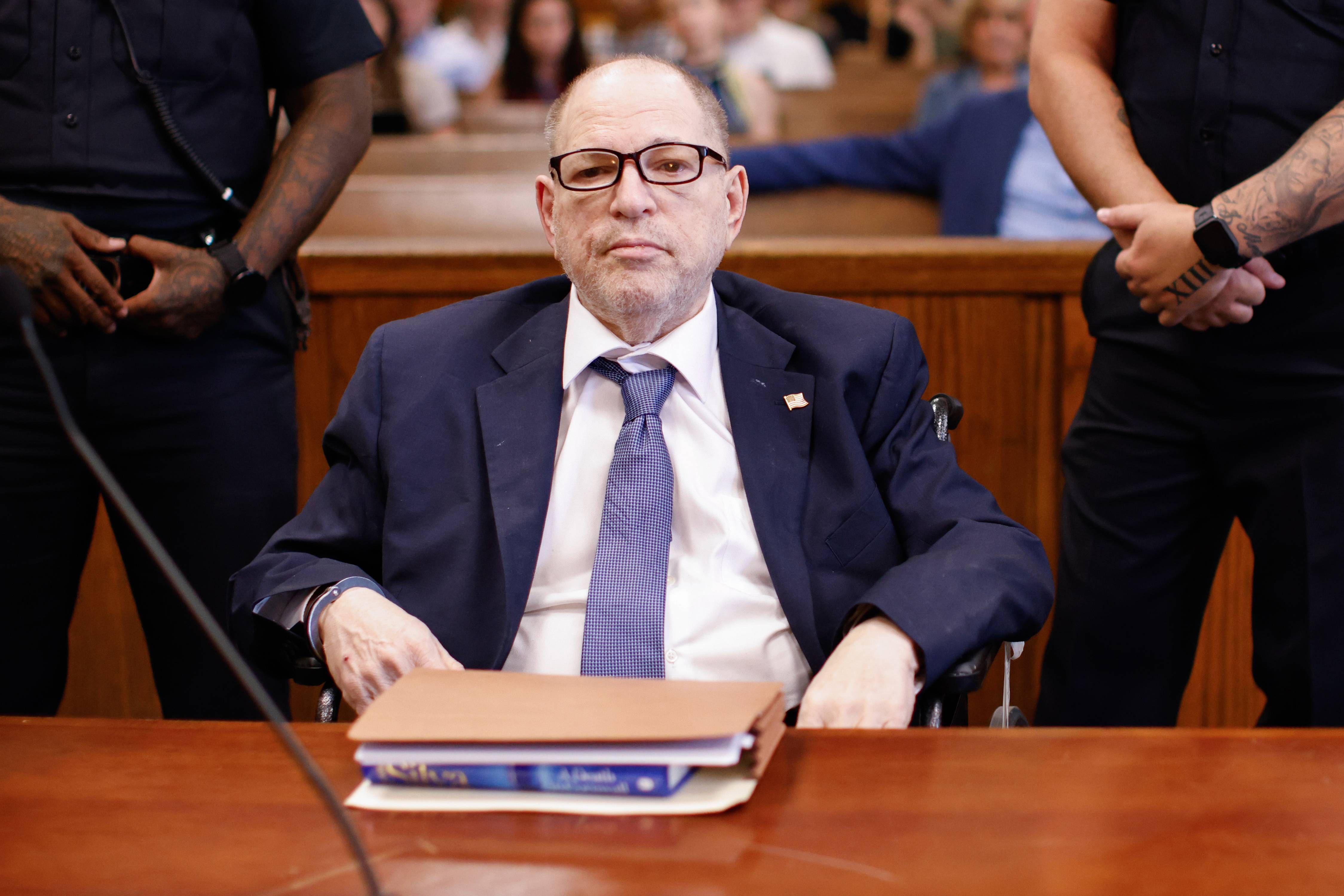 Harvey Weinstein: Juiz anula julgamento de acusação de estupro em meio a brigas do júri