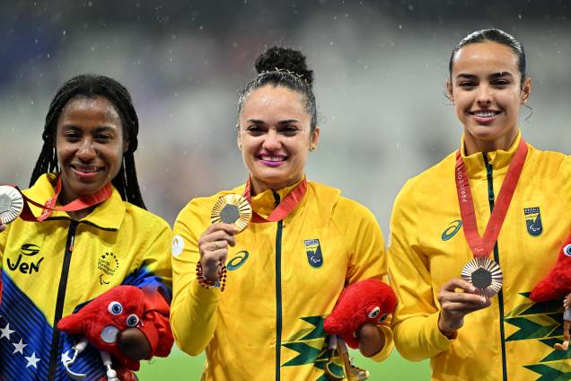 Pódio duplo: Fernanda Yara segura a medalha de ouro, enquanto Maria Clara, a de bronze, conquistadas nos 400m - T47 - 31/08/2024 Pódio duplo: Fernanda Yara segura a medalha de ouro, enquanto Maria Clara, a de bronze, conquistadas nos 400m - T47 - 31/08/2024