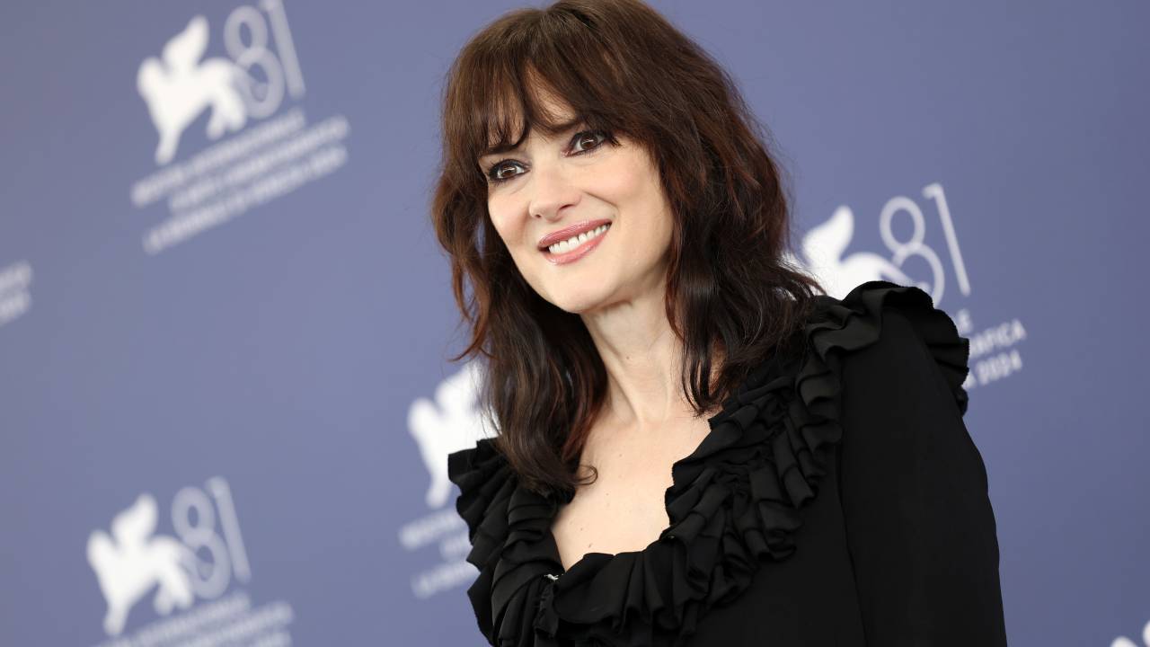 Winona Ryder foi ao Festival de Veneza 2024 para exibição especial de 'Os Fantasmas Ainda se Divertem: Beetlejuice Beetlejuice'