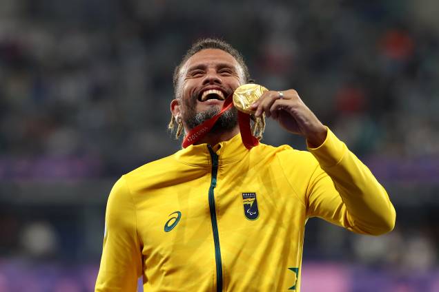 Ricardo Gomes segura sua medalha de ouro, conquistada nos 200m T37 - 30/08/2024 Ricardo Gomes segura sua medalha de ouro, conquistada nos 200m T37 - 30/08/2024