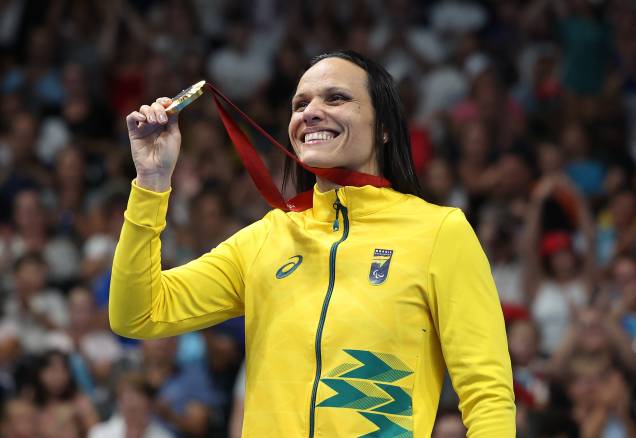 Supercampeã: Carol Santiago segura uma das suas três medalhas de ouro conquistadas em Paris. Ela também conquistou uma prata - 31/08/2024 Supercampeã: Carol Santiago segura uma das suas três medalhas de ouro conquistadas em Paris. Ela também conquistou uma prata - 31/08/2024
