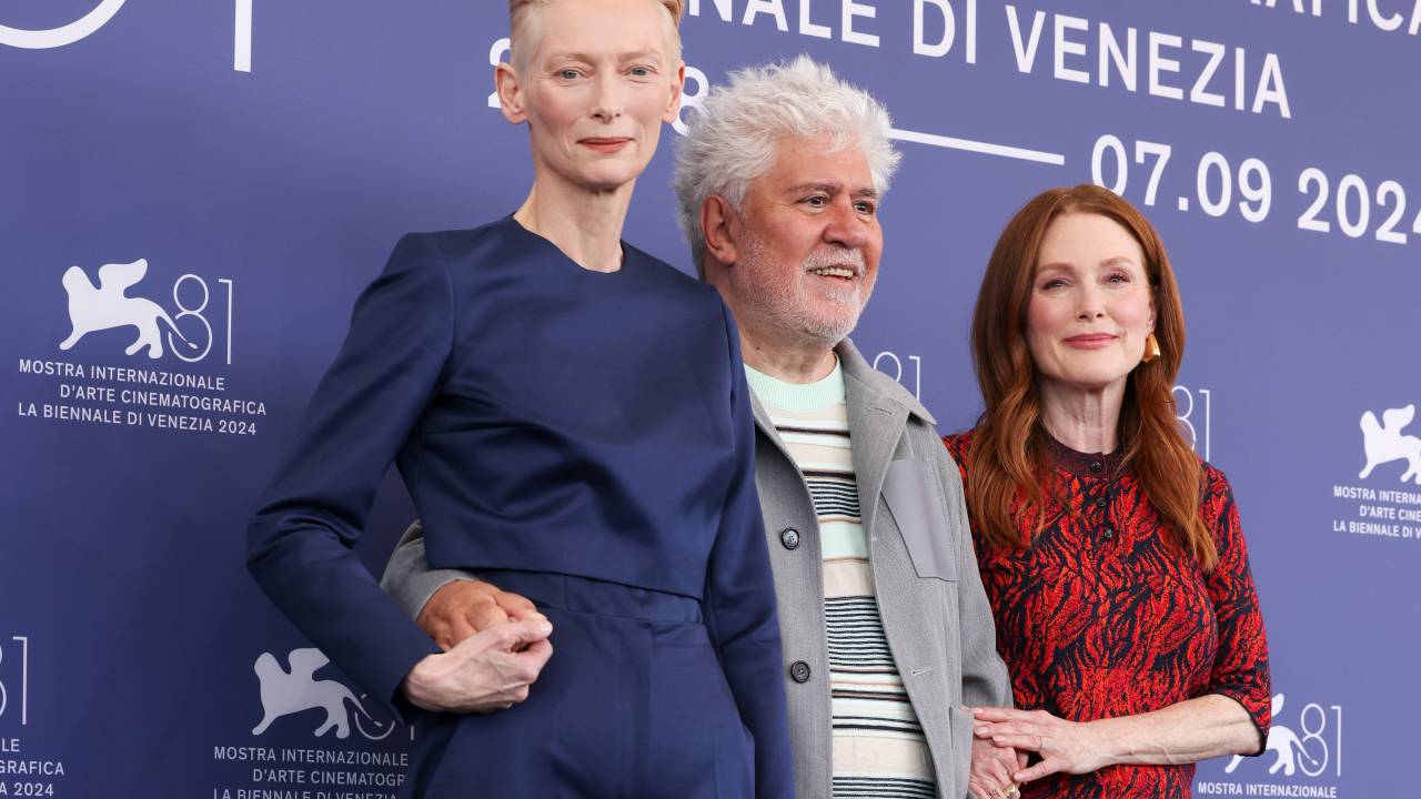 Tilda Swinton, Pedro Almodóvar e Julianne Moore antes da coletiva de imprensa do filme 'The Room Next Door', em Veneza -