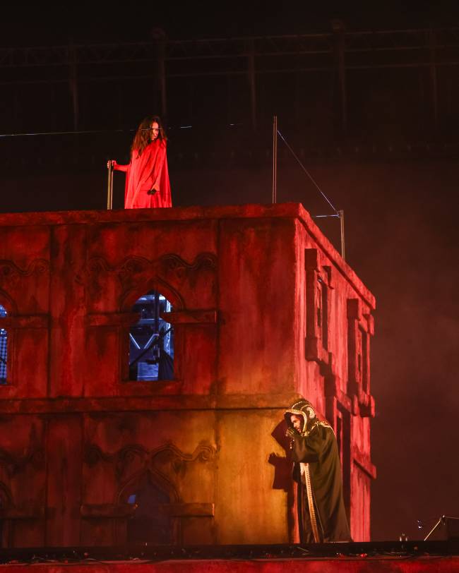 Anitta The Weeknd Anitta ao lado de The Weeknd na apresentação do cantor em São Paulo