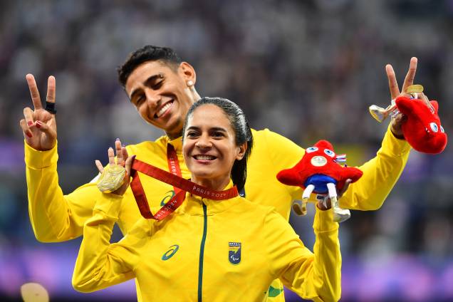 Jerusa Geber e o seu Gabriel Aparecido dos Santos com a medalha de ouro da brasileira nos 200m T11. Ela também campeã dos 100m T11 - 07/09/2024 Jerusa Geber e o seu Gabriel Aparecido dos Santos com a medalha de ouro da brasileira nos 200m T11. Ela também campeã dos 100m T11 - 07/09/2024