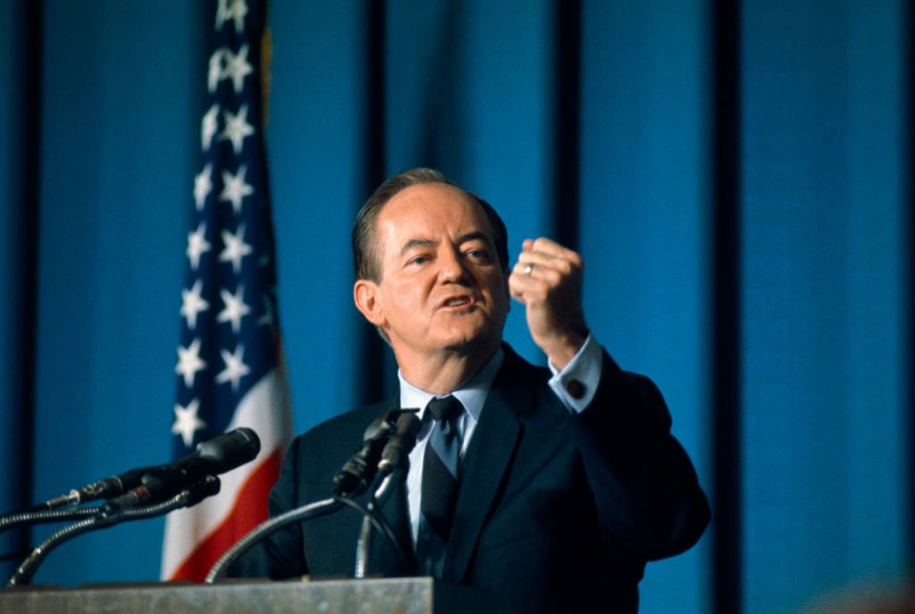 Hubert Humphrey Gesturing While He Speaks at Podium 1968 - Humphrey: o vice virou candidato sete meses antes da eleição e perdeu