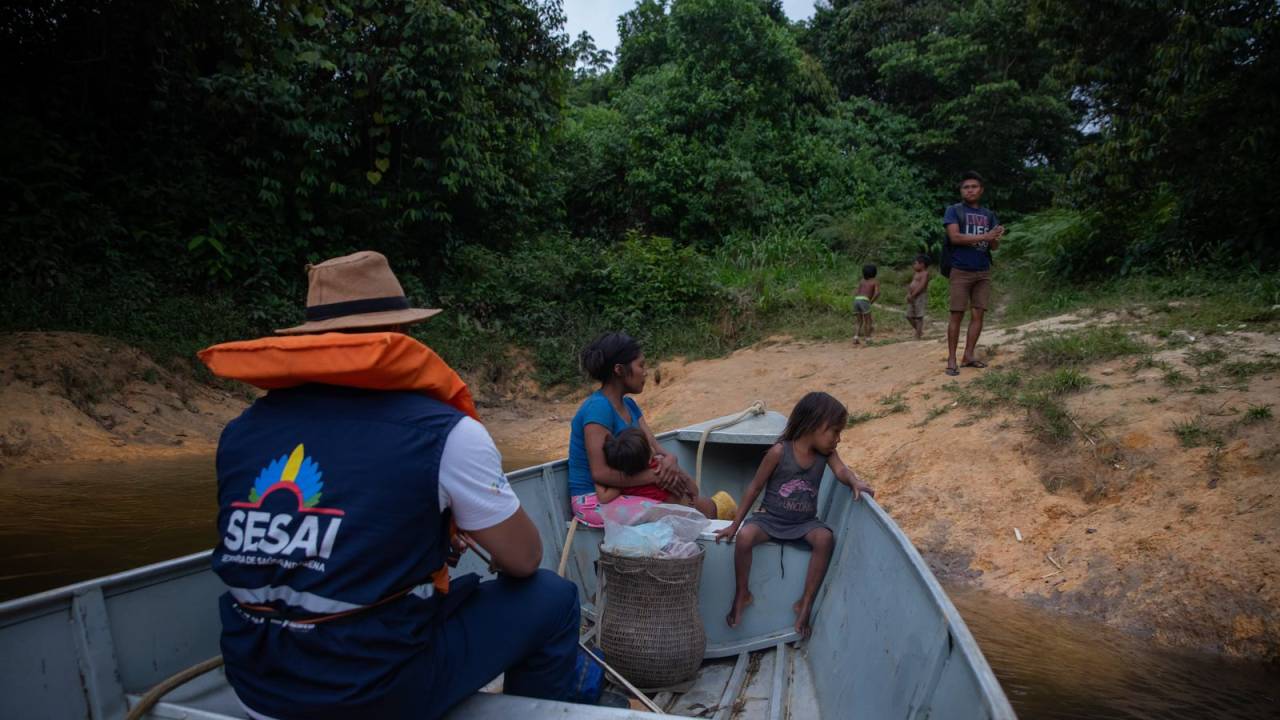 Agente de saúde indígena chega à comunidade Auaris: reforço nos testes para malária