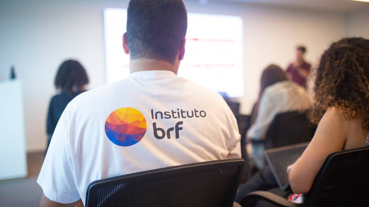 A BRF emprega 5 mil funcionários nessa cidade, dos quais aproximadamente 17% são imigrantes venezuelanos