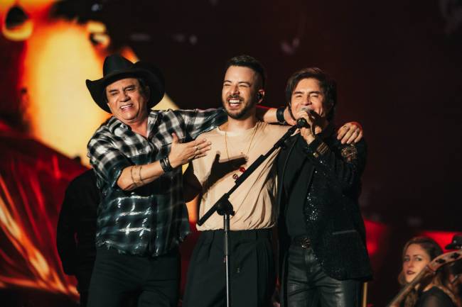 Chitãozinho & Xororó canta com Junior no palco Mundo, no sábado, 21