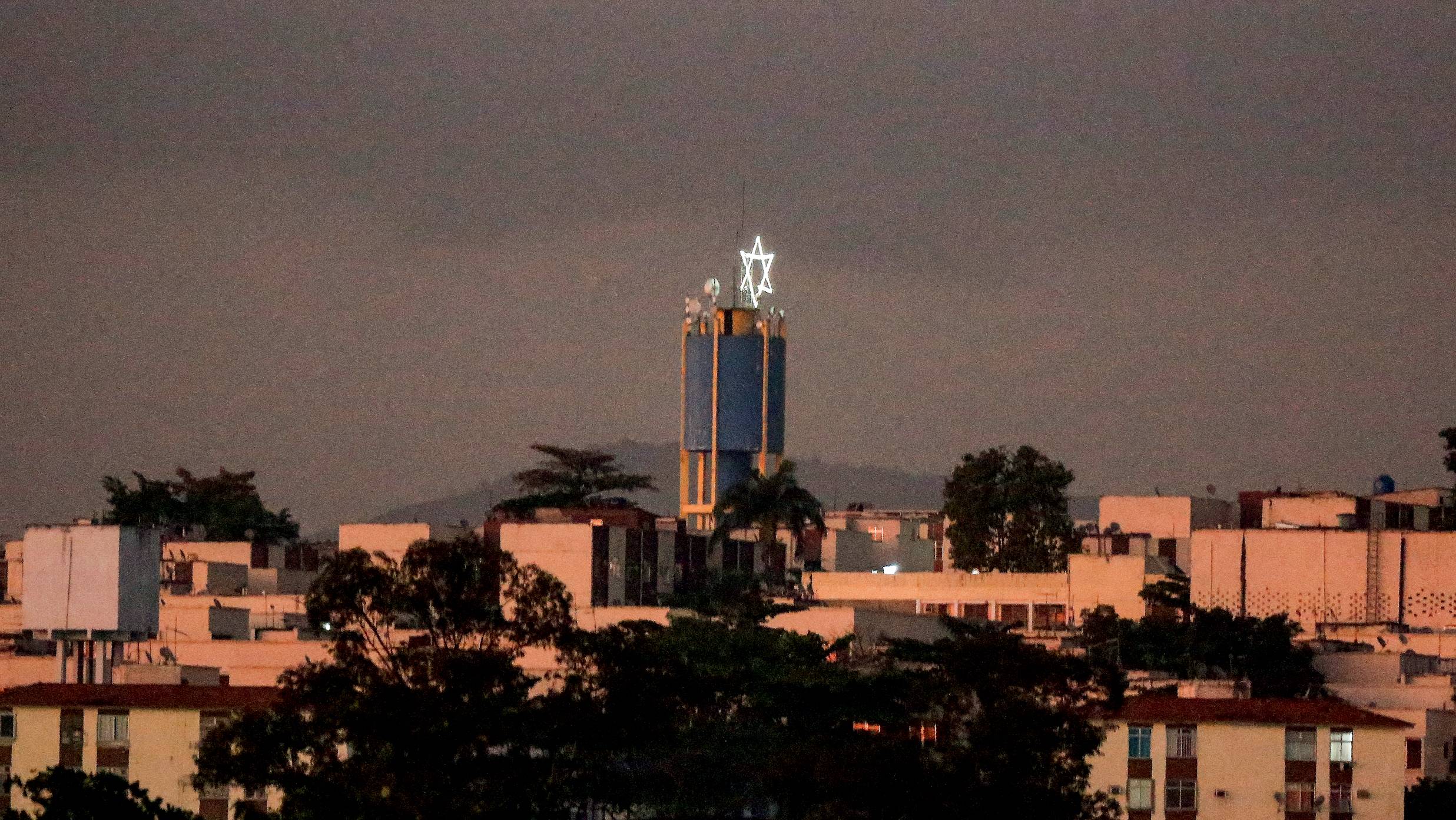 IMPÉRIO DO MEDO - A Estrela de Davi coroa o complexo: as regras ditadas pela quadrilha no poder são mais severas ali do que em outras favelas