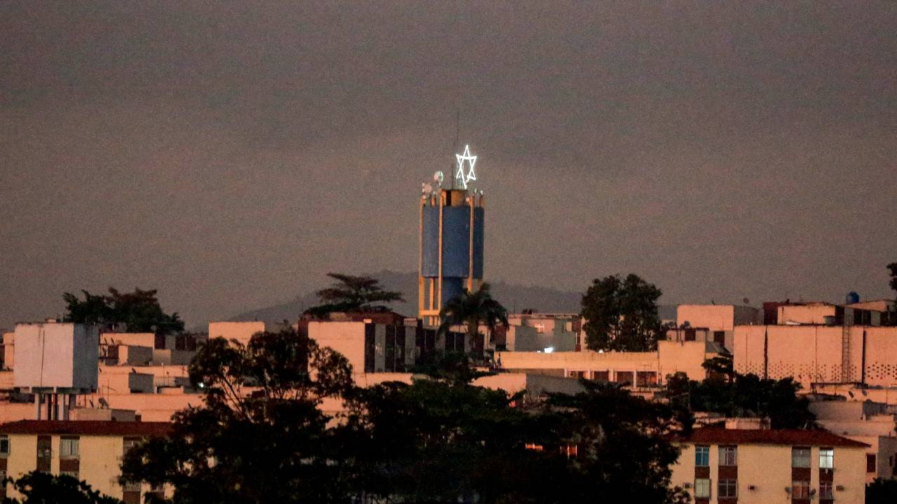 IMPÉRIO DO MEDO - A Estrela de Davi coroa o complexo: as regras ditadas pela quadrilha no poder são mais severas ali do que em outras favelas