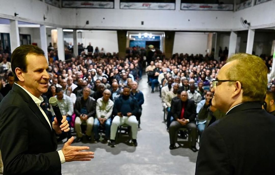 O prefeito Eduardo Paes (PSD), ao lado do bispo Abner Ferreira, da Assembleia de Deus, em agosto: os dois estarão juntos novamente neste sábado, 28