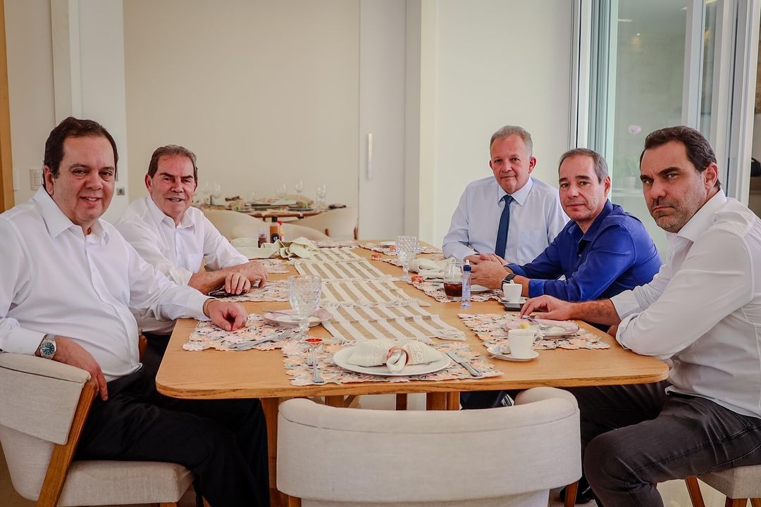 Os deputados federais Elmar Nascimento (União Brasil-BA), Paulinho da Força (Solidariedade-SP), André Figueiredo (PDT-CE), Luís Tibé (Avante-MG) e Adolfo Viana (PSDB-BA), durante encontro nesta terça-feira