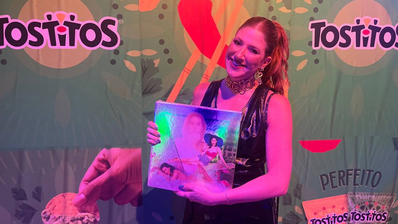 Dani Calabresa tenta autógrafo de Katy Perry no Rock in Rio