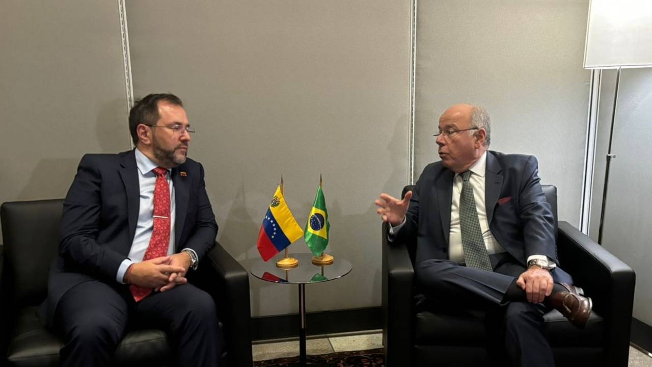O ministro das Relações Exteriores do Brasil, Mauro Vieira (à direita), se reuniu nesta sexta-feira com o chanceler da Venezuela, Yván Gil, em Nova Iorque, à margem da Assembleia Geral da ONU