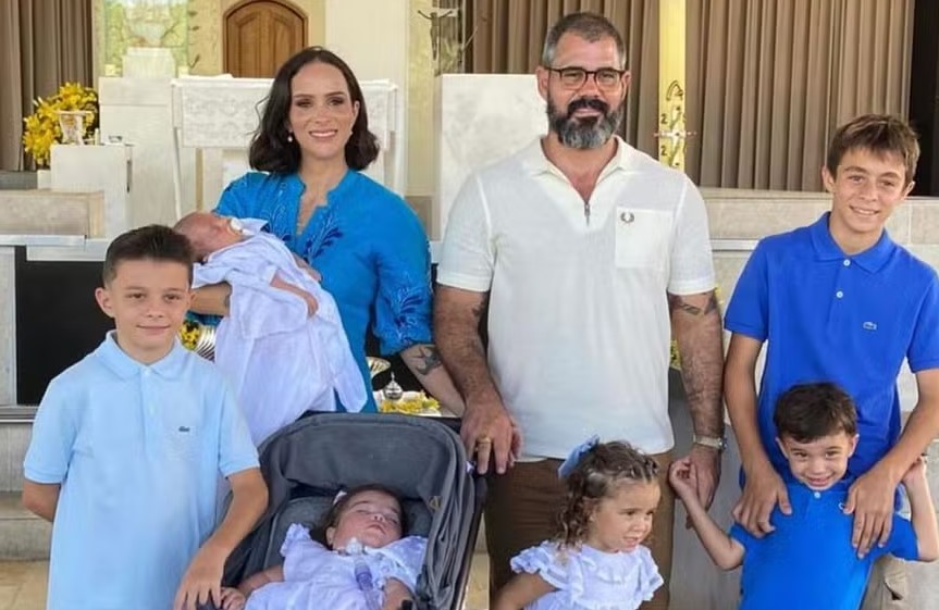 Juliano Cazarré ao lado da mulher e dos filhos