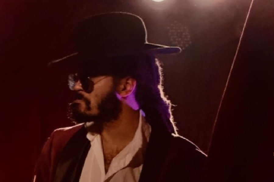 Chico Brown: show com promessa de volta a um mundo em preto e branco