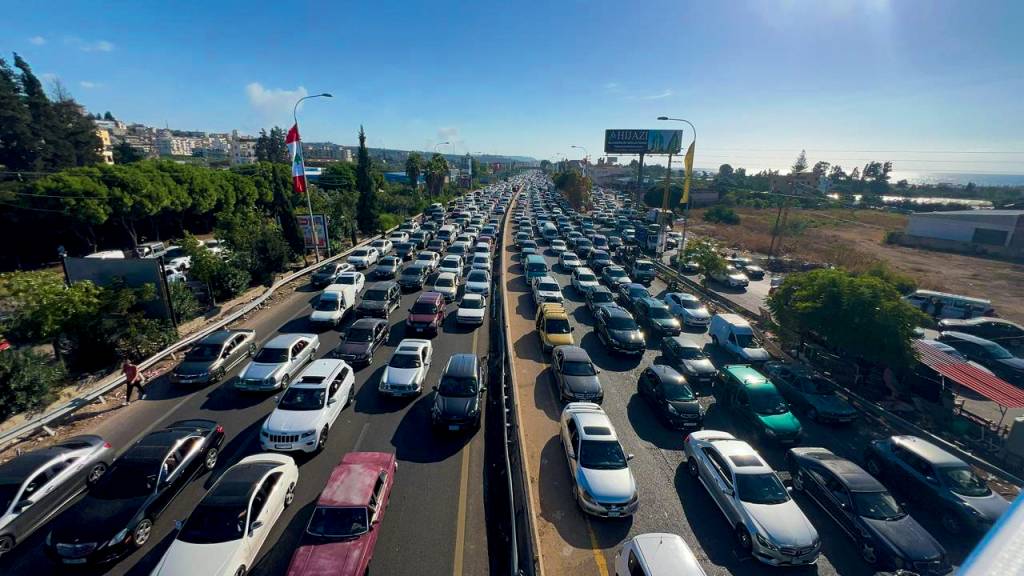 Thousands flee southern Lebanon as Israel launches ‘extensive’ airstrikes ÊXODO - Libaneses pegam a estrada: quase 1 milhão de pessoas já fugiram da área sob bombas ao sul do país