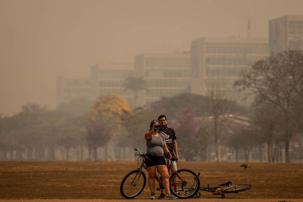 fumacal-bsb_mcamgo_abr_25082024-12.jpeg HORIZONTE CINZENTO - Fumaça de incêndio em Brasília: risco para a saúde