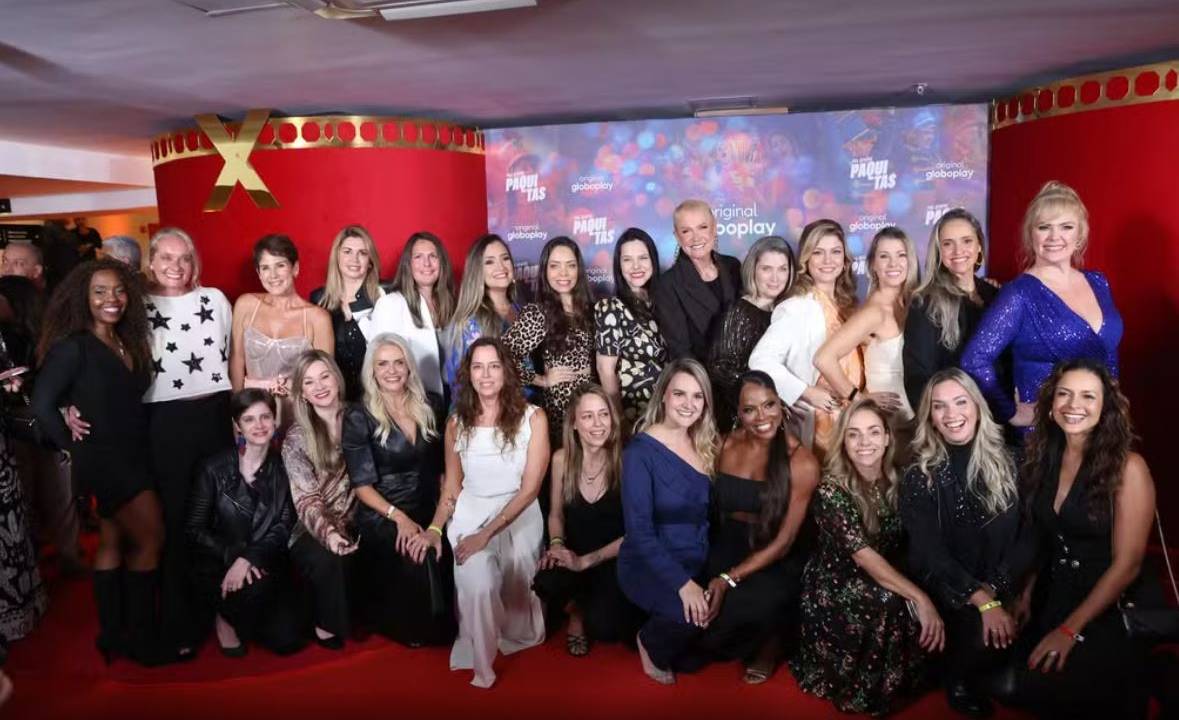 A apresentadora Xuxa Meneghel (centro) com ex-paquitas na pré-estreia do documentário Pra Sempre Paquita, do Globoplay