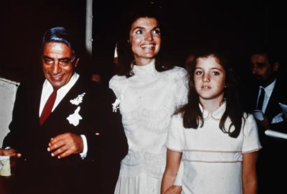 Jackie O, com Aristóteles Onassis e a filha Caroline Kennedy - vestido de noiva entrou para a história