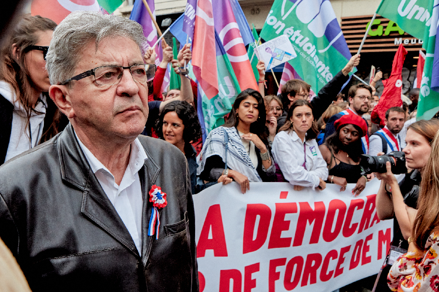 Jean-Luc Mélenchon à frente de protesto contra Macron na França //