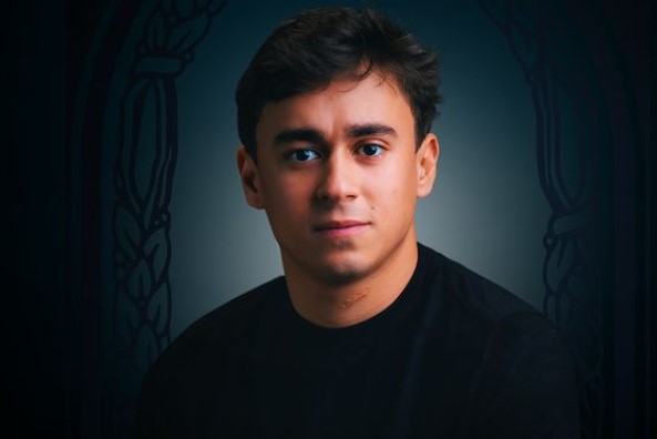 Nikolas Ferreira lança livro na 27ª Bienal de São Paulo