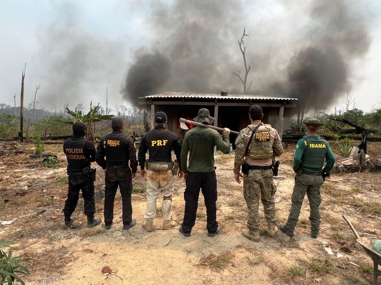Agentes da PF e da PRF e do Ibama deflagraram a Operação Atmosfera