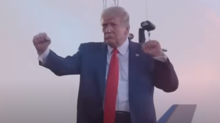 Donald Trump dança no vídeo 'Que mala es Kamala': latinos no centro da disputa eleitoral dos EUA