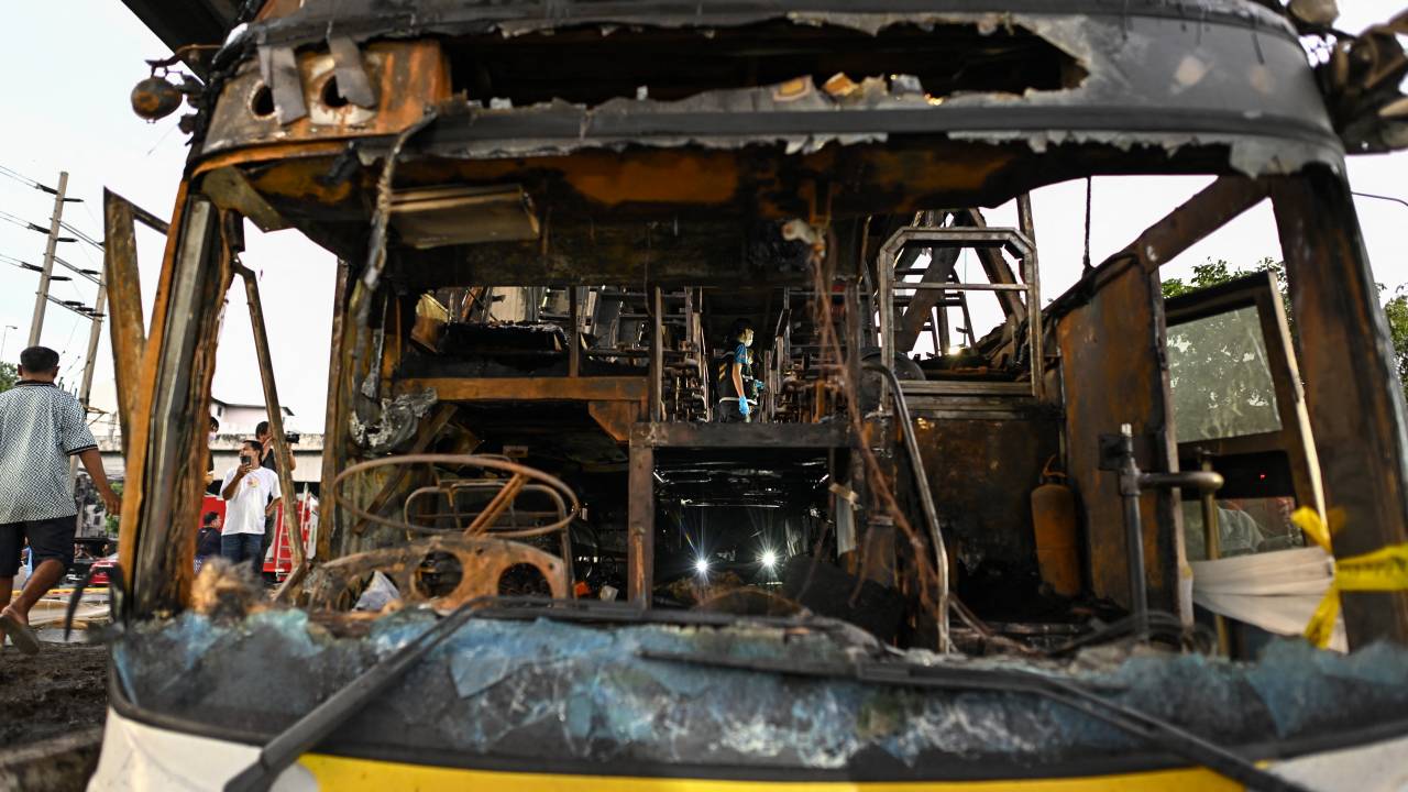 Ônibus escolar pega fogo nos arredores de Bangkok, capital da Tailândia. 01/10/2024