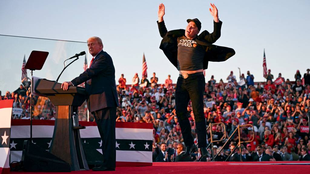 Republican presidential nominee Donald Trump holds a rally at site of first assassination attempt NÃO, EM MIM - Trump com o saltitante Elon Musk: eleitor cobiçado