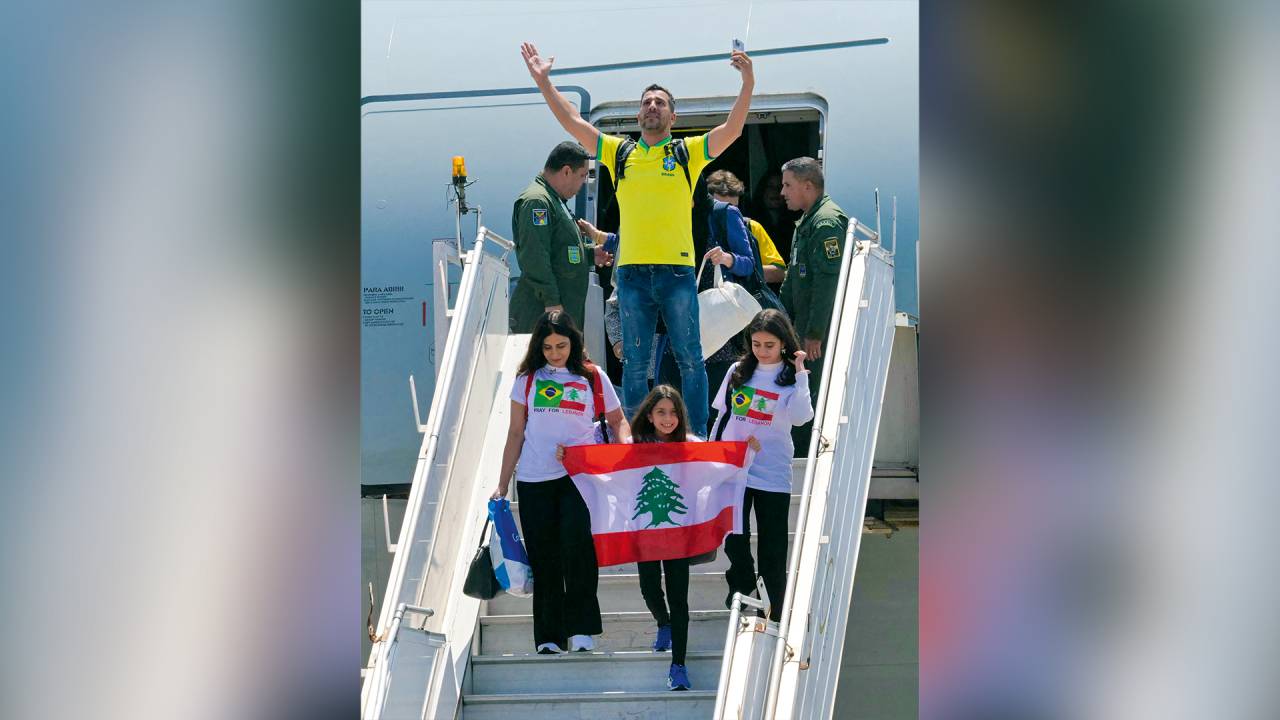 ALÍVIO - O libanês Rami (com a camisa da seleção) ao desembarcar em São Paulo: reencontro com a mulher e o filho