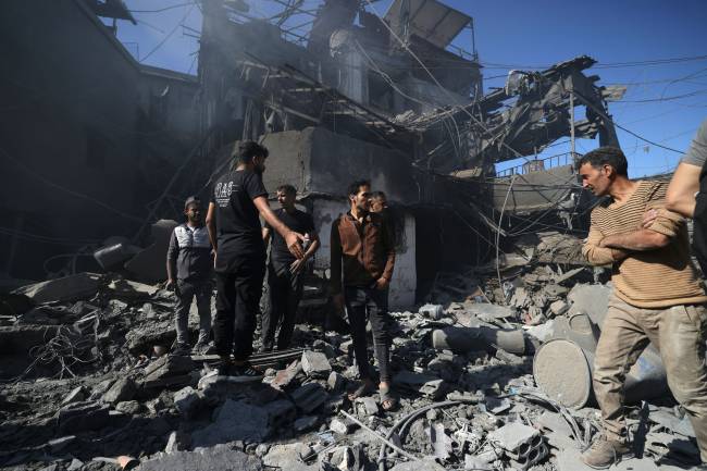 People inspect the debris a day after an Israeli airstrike in Beirut's southern suburb of Jnah on October 22, 2024, amid the ongoing war between Israel and Hezbollah. (Photo by IBRAHIM AMRO / AFP)