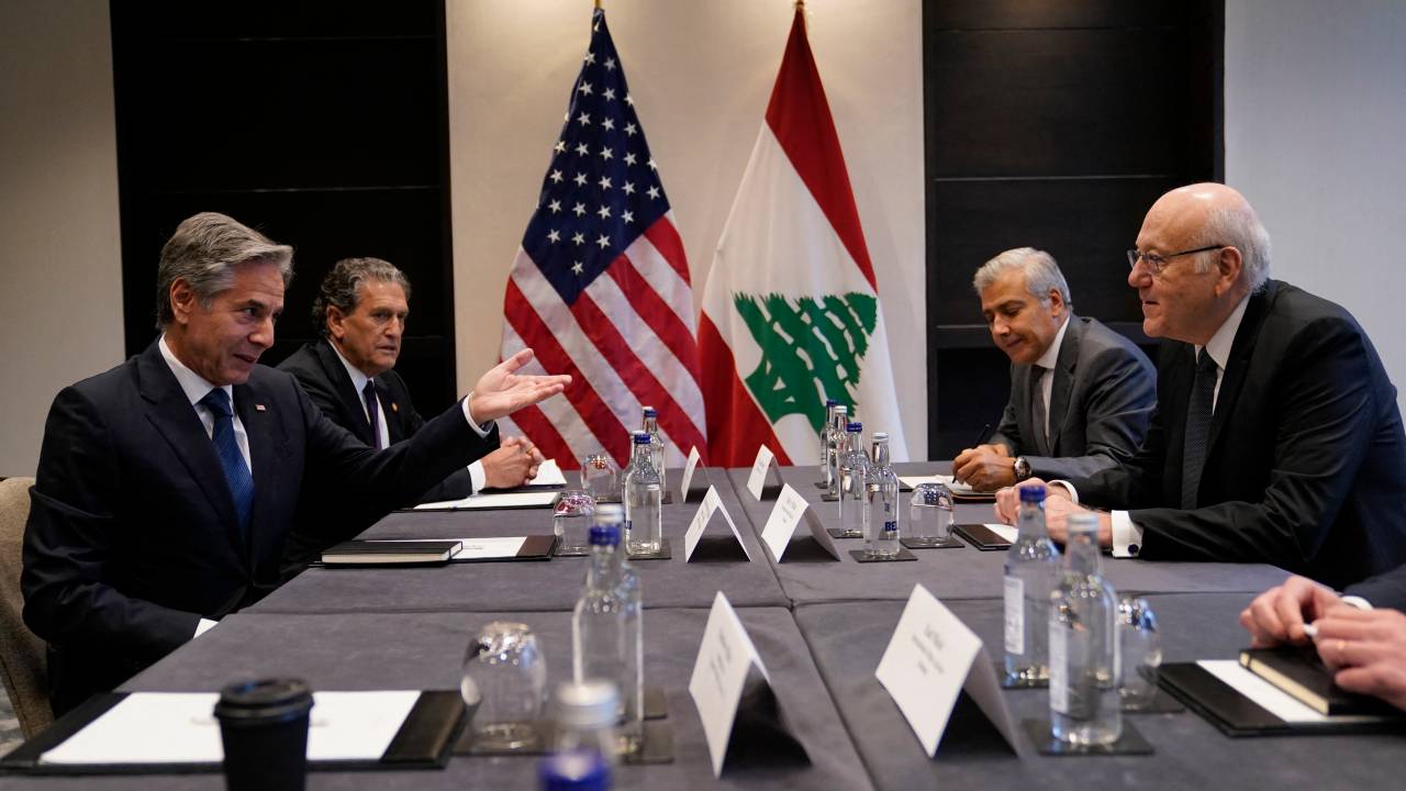 United States Secretary of State Antony Blinken (L) meets with Lebanon's Prime Minister Najib Mikati (R) in London, on October 25, 2024. US Secretary of State Antony Blinken will meet in London on October 25, 2024 with Lebanese Prime Minister Najib Mikati as Washington appeals to Israel to keep its military campaign against Hezbollah short, a US official said. (Photo by Nathan Howard / POOL / AFP)