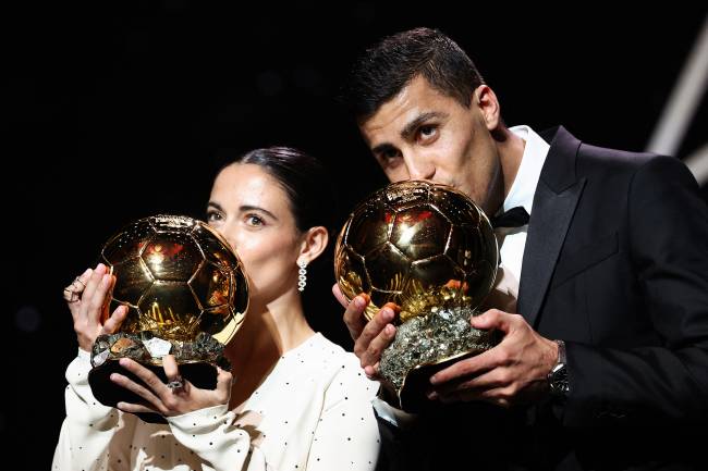 Barcelona's Spansih midfielder Aitana Bonmati (L) and Manchester City's Spanish midfielder Rodri pose with their Ballon d'Or award during the 2024 Ballon d'Or France Football award ceremony at the Theatre du Chatelet in Paris on October 28, 2024. (Photo by FRANCK FIFE / AFP)