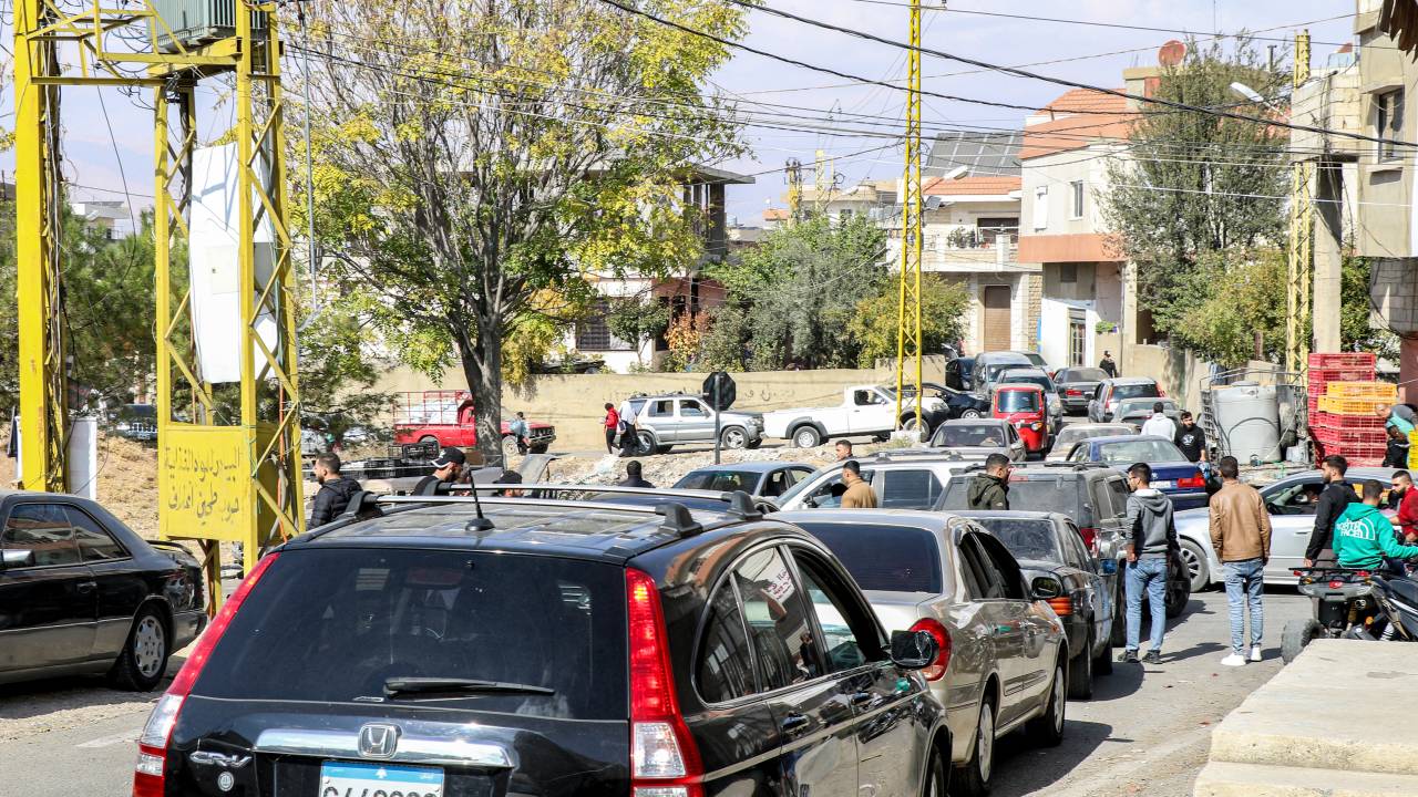 Vehicles condense along a road as residents of Lebanon's eastern city of Baalbek evacuate from the Bekaa Valley city on October 30, 2024, after a statement from the Israeli army spokesperson warning residents of incoming strikes. (Photo by Nidal SOLH / AFP)