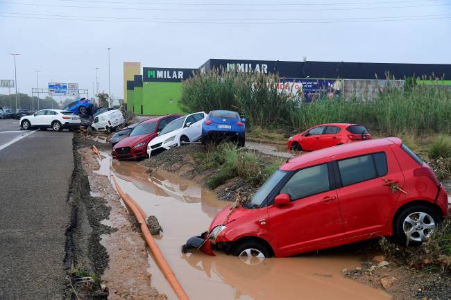 SPAIN-FLOODS Cars piled due to mudslide following floods are pictured in Picanya, near Valencia, eastern Spain, on October 30, 2024. Floods triggered by torrential rains in Spain's eastern Valencia region has left 51 people dead, rescue services said on October 30. (Photo by Jose Jordan / AFP)