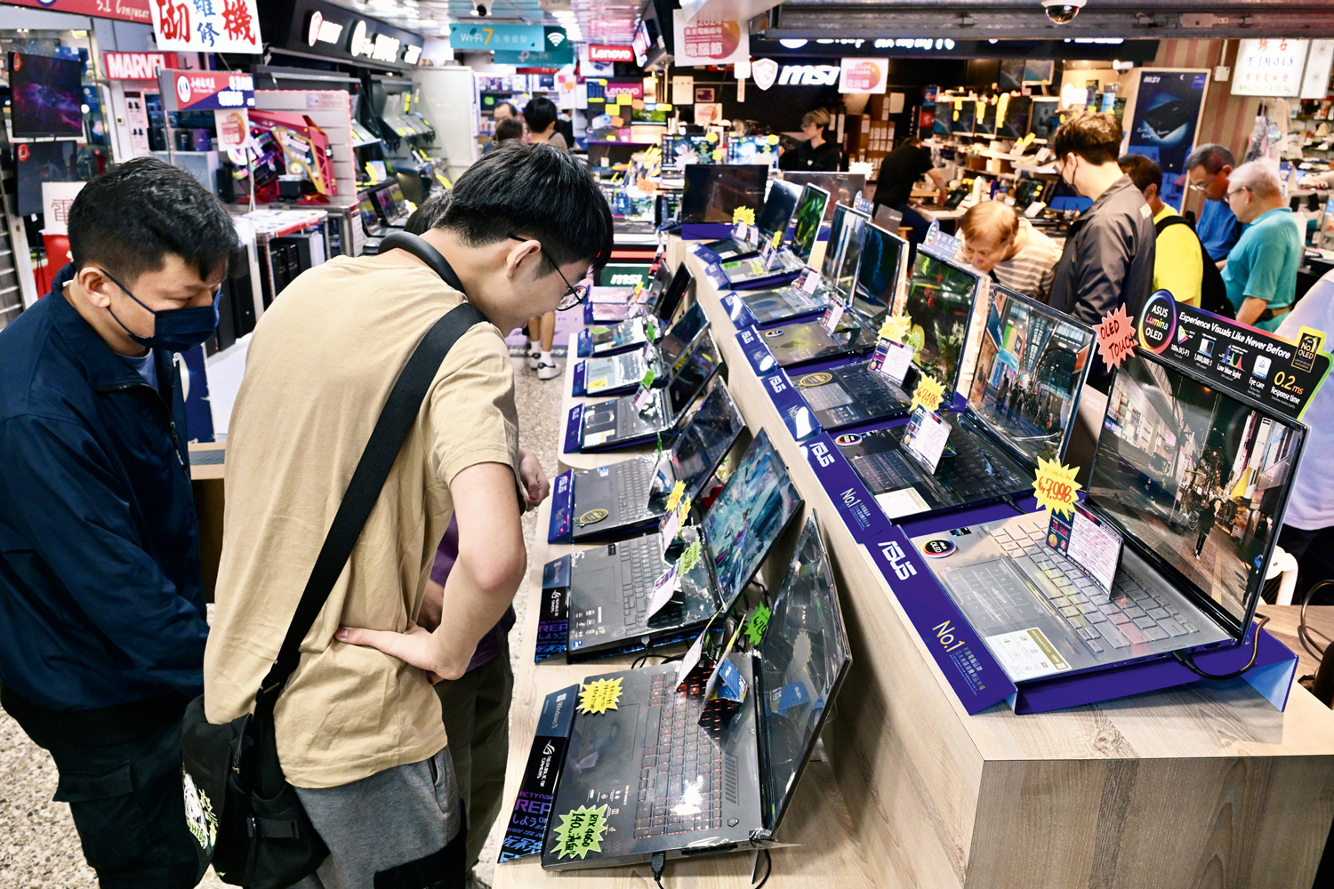 Chineses em loja: cultura mais voltada para a poupan&ccedil;a