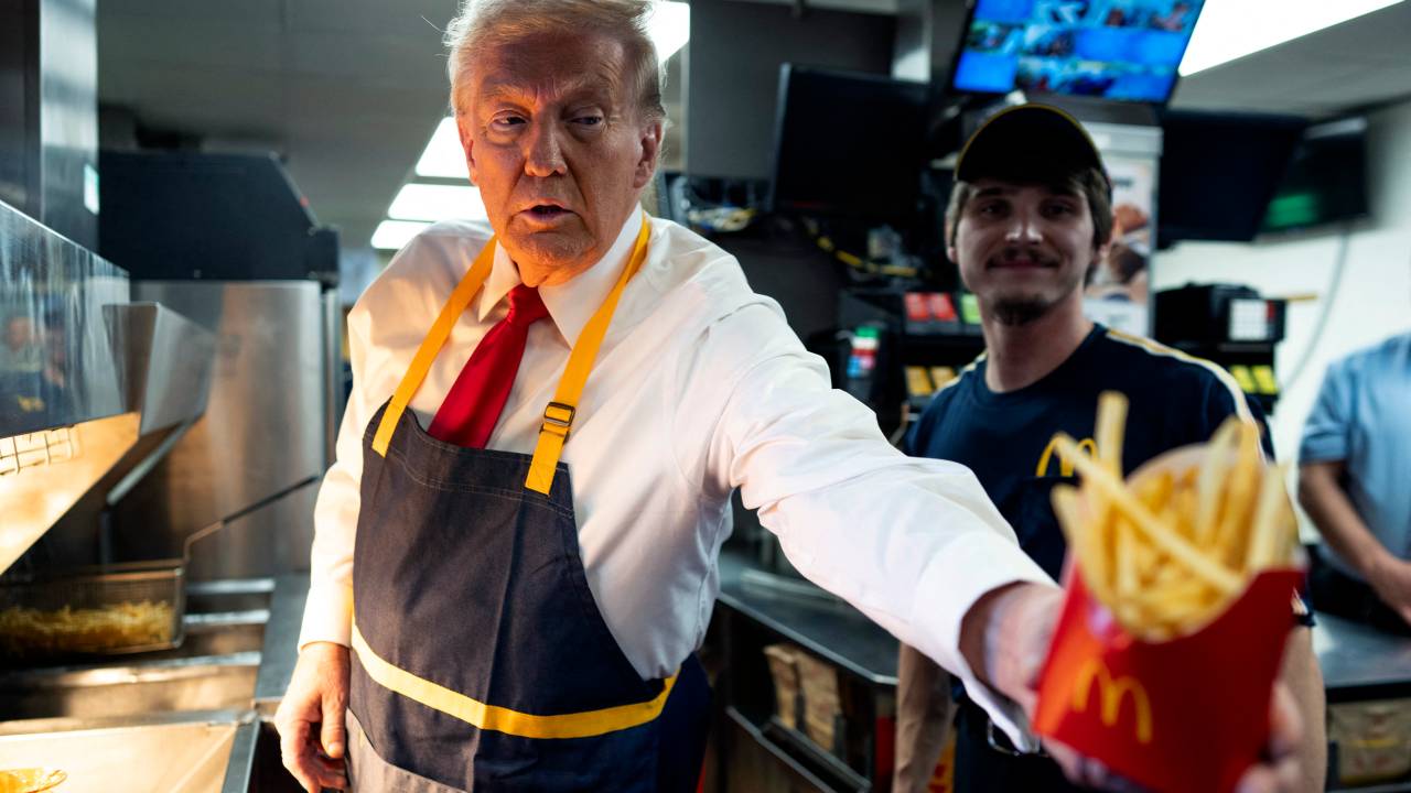 FEASTERVILLE-TREVOSE, PENNSYLVANIA - OCTOBER 20: Republican presidential nominee, former U.S. President Donald Trump works behind the counter during a visit to McDonald's restaurant on October 20, 2024 in Feasterville-Trevose, Pennsylvania. Trump is campaigning the entire day in the state of Pennsylvania. Trump and Democratic presidential nominee Vice President Kamala Harris continue to campaign in battleground swing states ahead of the November 5th election. Doug Mills-Pool/Getty Images/AFP (Photo by POOL / GETTY IMAGES NORTH AMERICA / Getty Images via AFP)