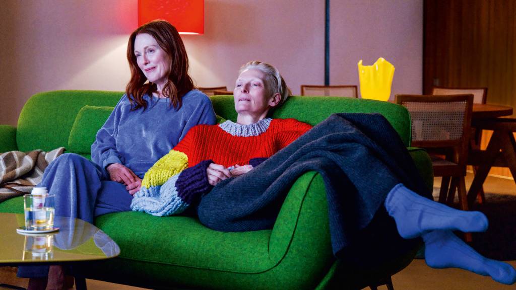 1—FILME—O-QUARTO-AO-LADO-d.jpg EM SINCRONIA - Julianne e Tilda: protagonistas que dão show de atuação