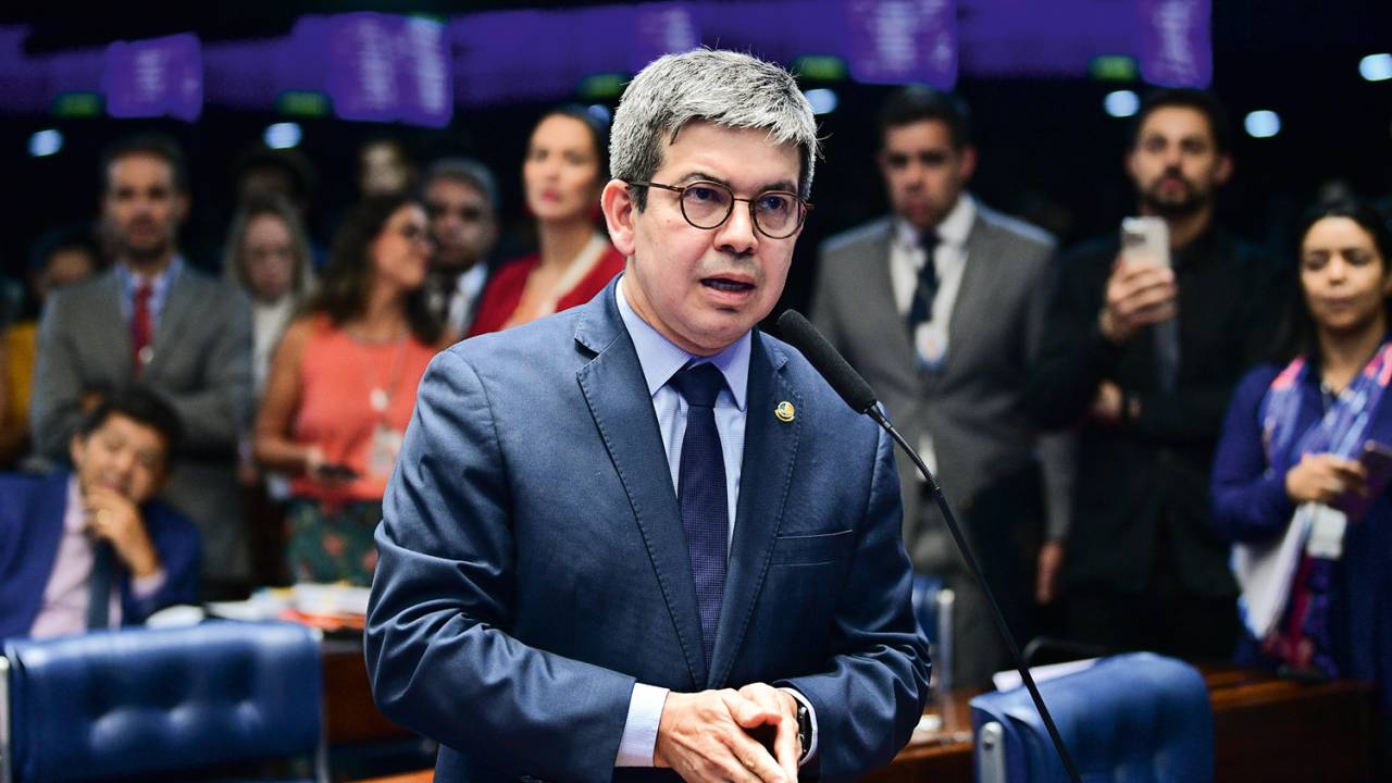 DESEQUILÍBRIO - Randolfe Rodrigues: “O financiamento público trouxe vícios”