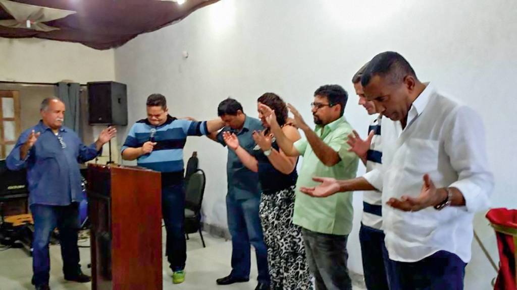3—IMG_2376.jpeg UNI-VOS - O prefeito (de camisa verde) entre lideranças religiosas: firmando elos