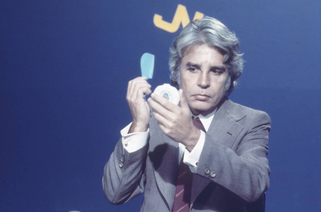 Cid Moreira preparando-se para apresentar o “Jornal Nacional”, da Rede Globo, 1989 Cid Moreira, apresentador, se preparando para apresentar o