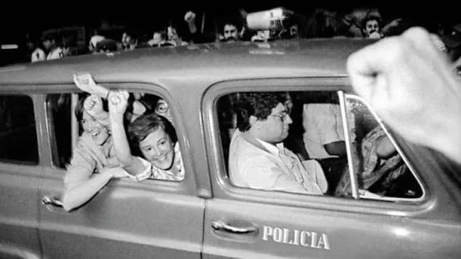3b Lucía (à direita) e María Elia Topolansky em registro de 1985, depois que foi declarada a anistia no Uruguai -
