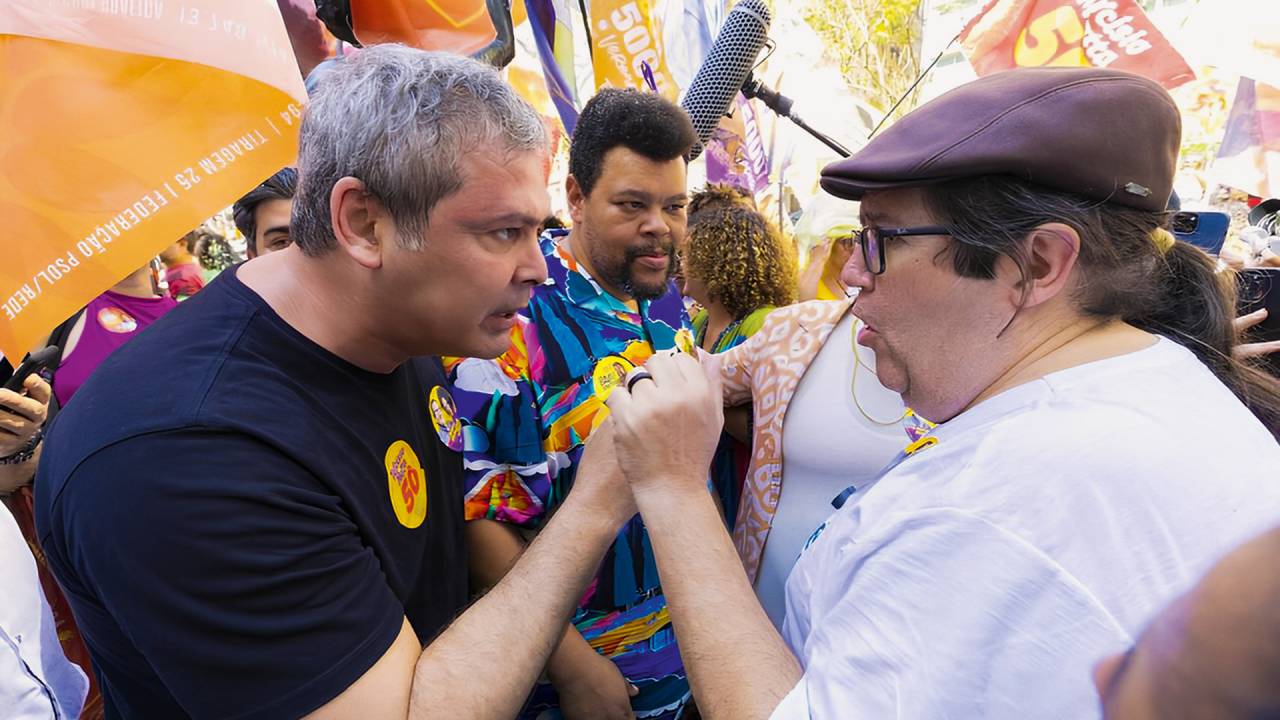 REBELDE - Lindbergh Farias (PT) faz campanha para Tarcísio Motta (PSOL) no Rio: seu partido, no entanto, é aliado de Paes
