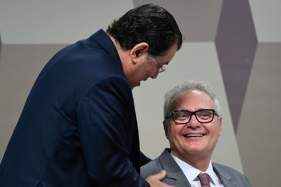 Eduardo Braga cumprimenta Renan Calheiros no plenário da CCJ do Senado