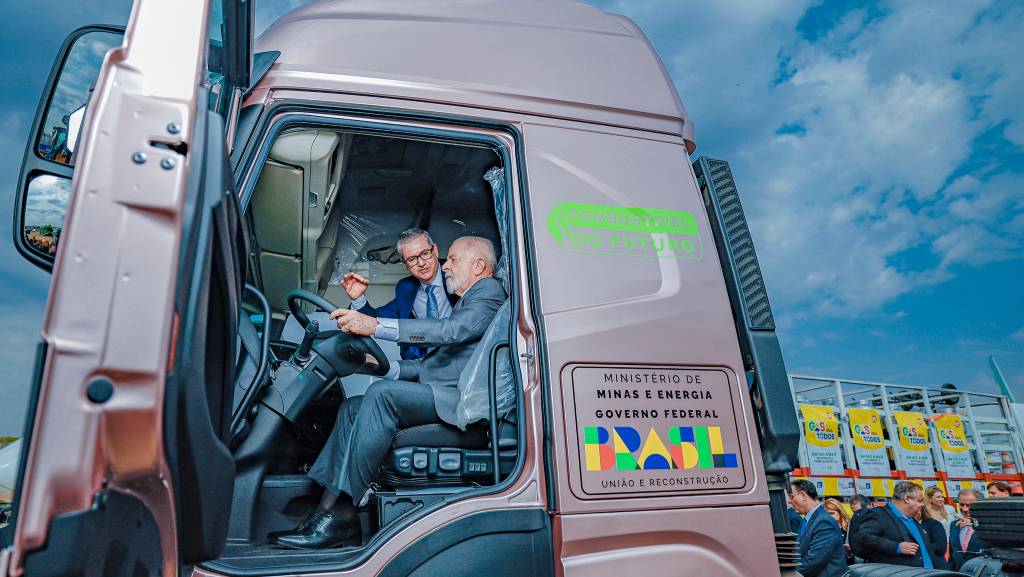 As promessas de bilhões durante a sanção da lei do “combustível do futuro”