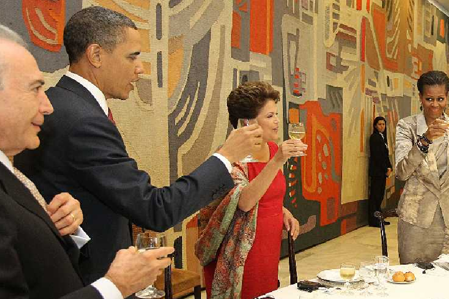 Temer, Barack Obama, Dilma e Michelle Obama brindam durante visita do então presidente dos EUA ao Brasil